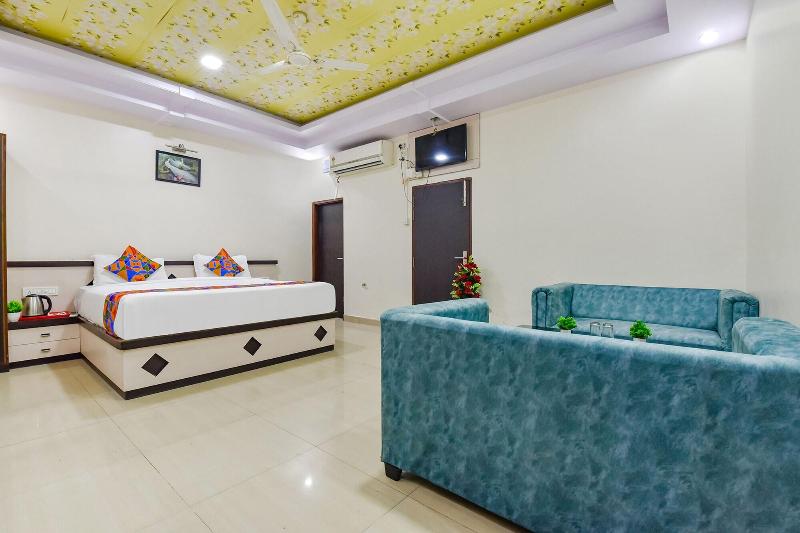 Fabhotel Pink Palace image