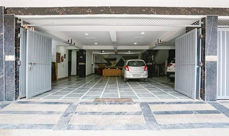 Fabhotel Silver Crown image