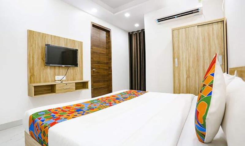 Fabhotel Silver Crown image