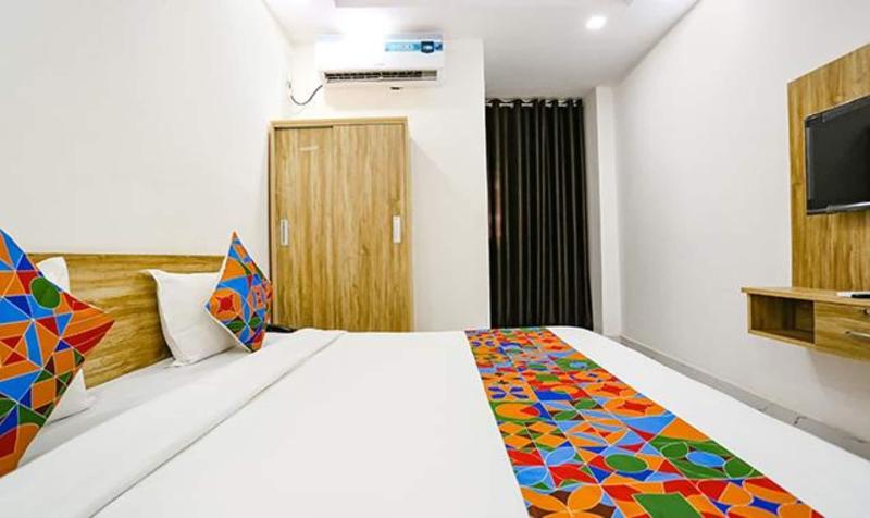 Fabhotel Silver Crown image