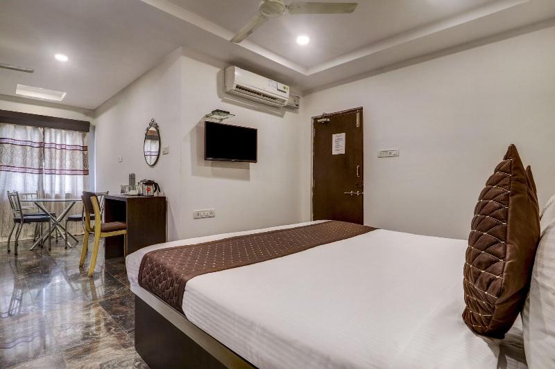 DOUBLE WITH DOUBLE BED