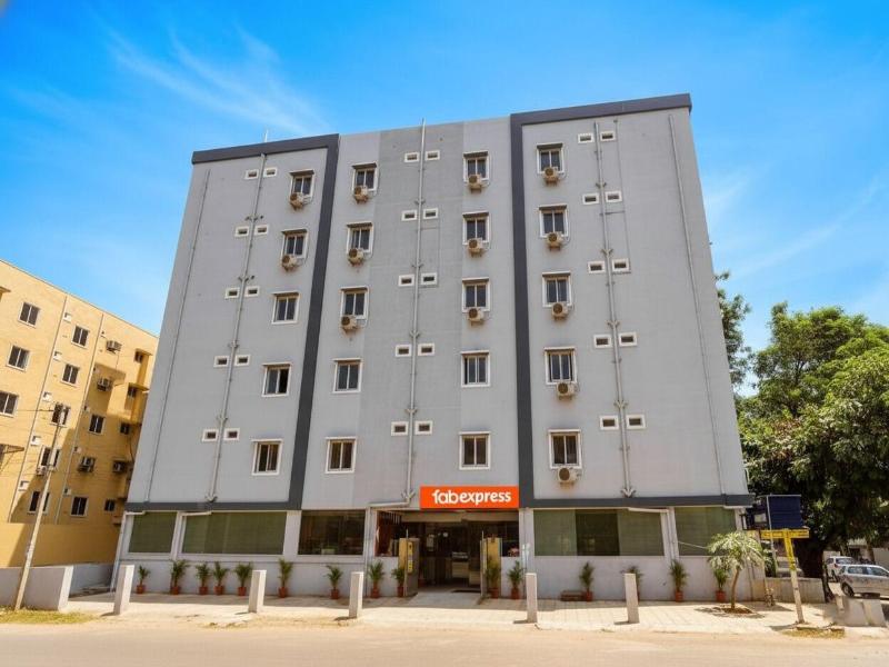 Fabhotel Broholic Suites I