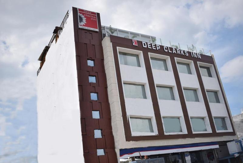 Hotel Deep Clarks Inn Lucknow — general view