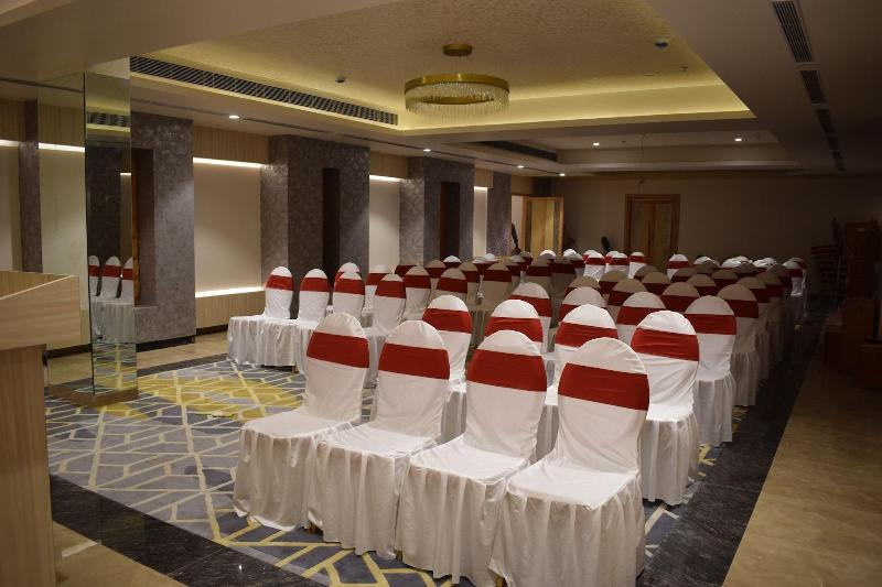 Hotel Deep Clarks Inn Lucknow image