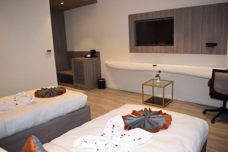 Hotel Deep Clarks Inn Lucknow image