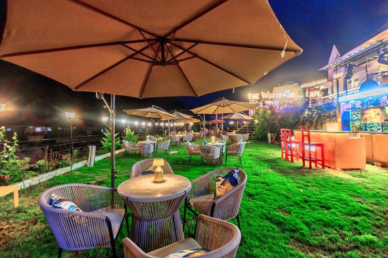 Paradise - The Whitehouse Cafe image