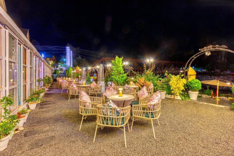 Paradise - The Whitehouse Cafe image