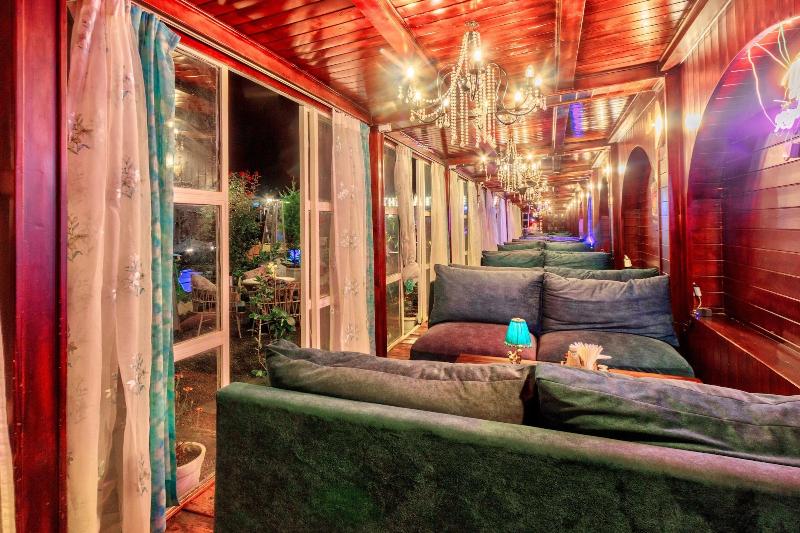 Paradise - The Whitehouse Cafe image