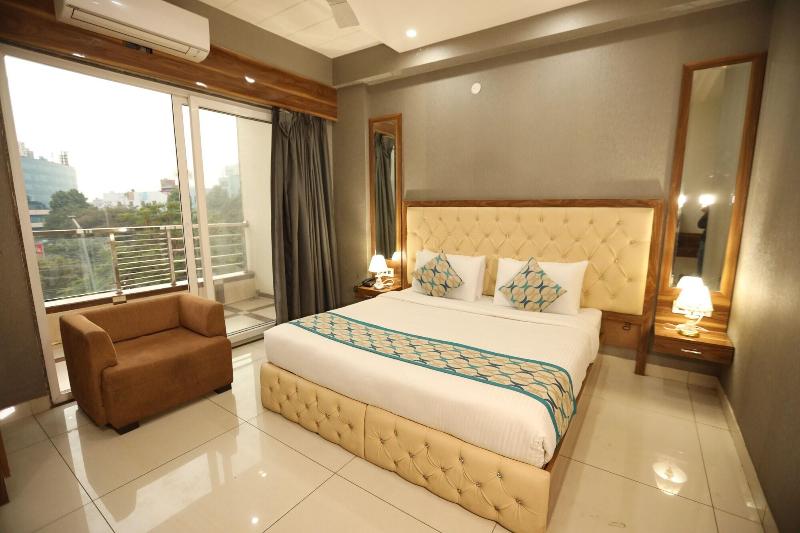 Hotel Starex Opp. Artemis Hospital image