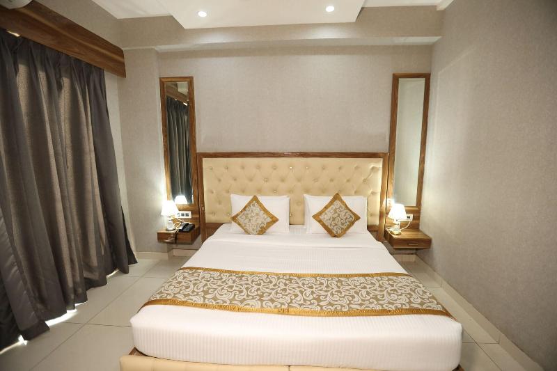 Hotel Starex Opp. Artemis Hospital image