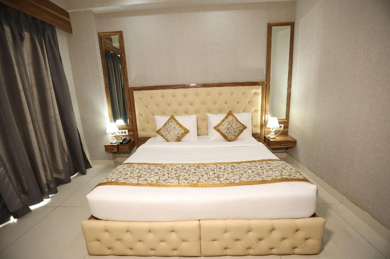 Hotel Starex Opp. Artemis Hospital image