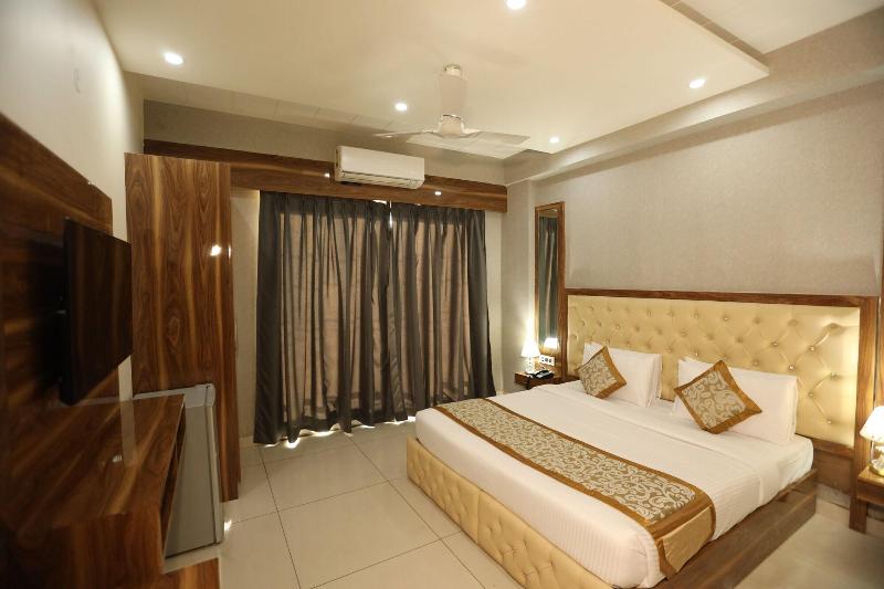 Hotel Starex Opp. Artemis Hospital image