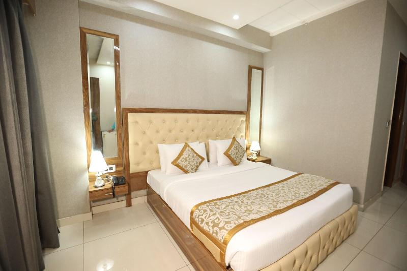 Hotel Starex Opp. Artemis Hospital image