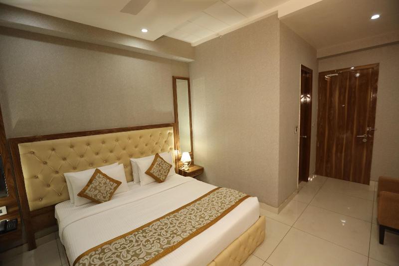 Hotel Starex Opp. Artemis Hospital image