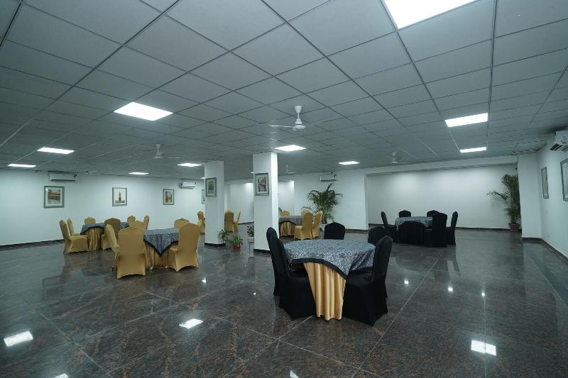 Posh Garden Inn image