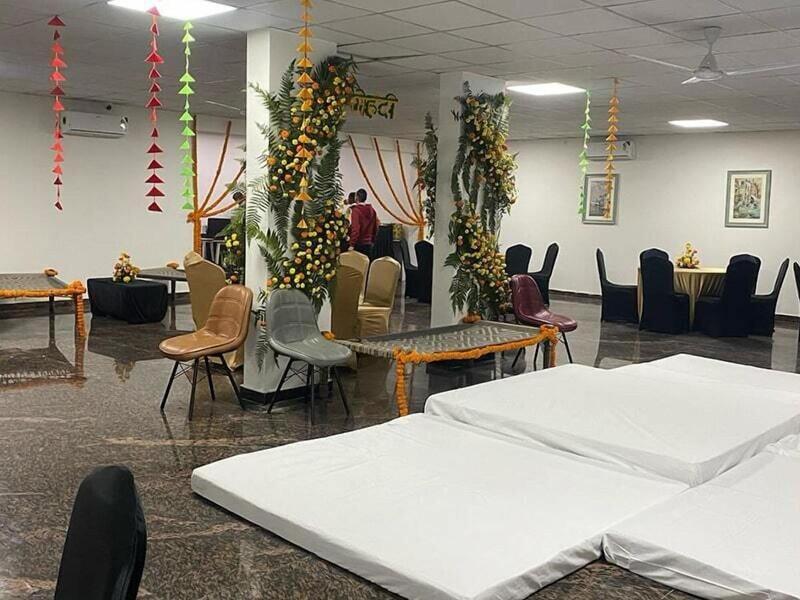 Posh Garden Inn image