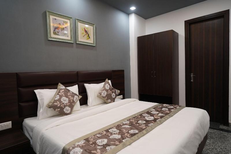 Posh Garden Inn image