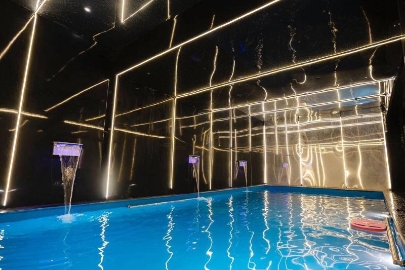 Ski Hotels And Resorts image