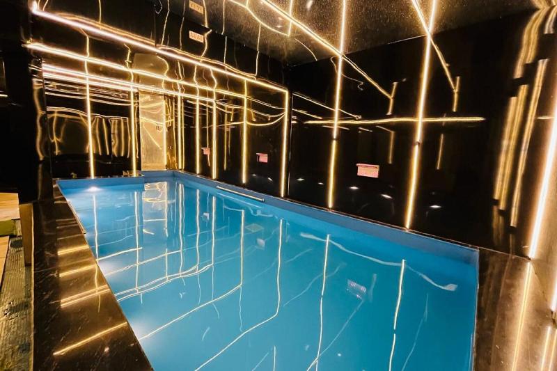 Ski Hotels And Resorts image