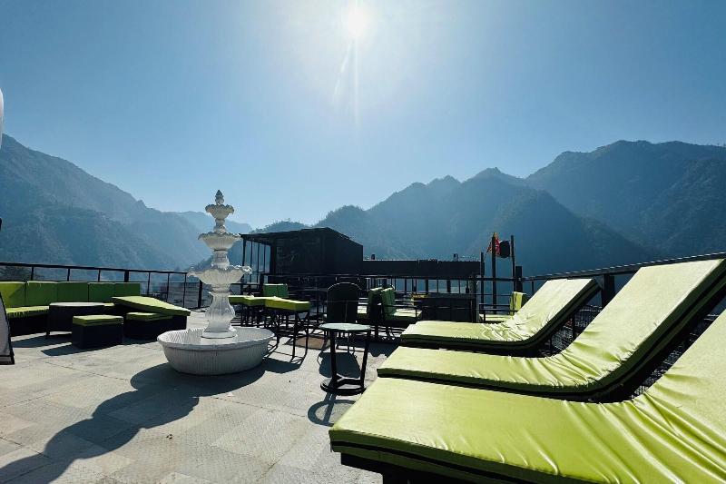 Ski Hotels And Resorts image