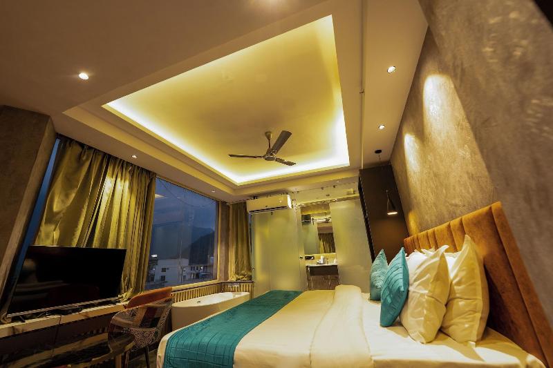 Ski Hotels And Resorts image