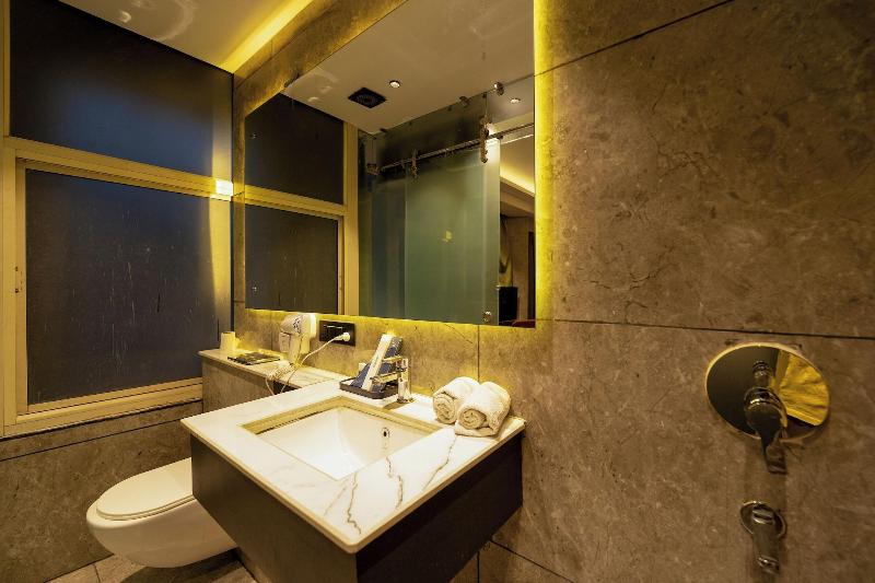 Ski Hotels And Resorts image