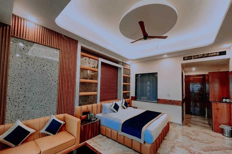 Clovis Hotel & Restaurant image
