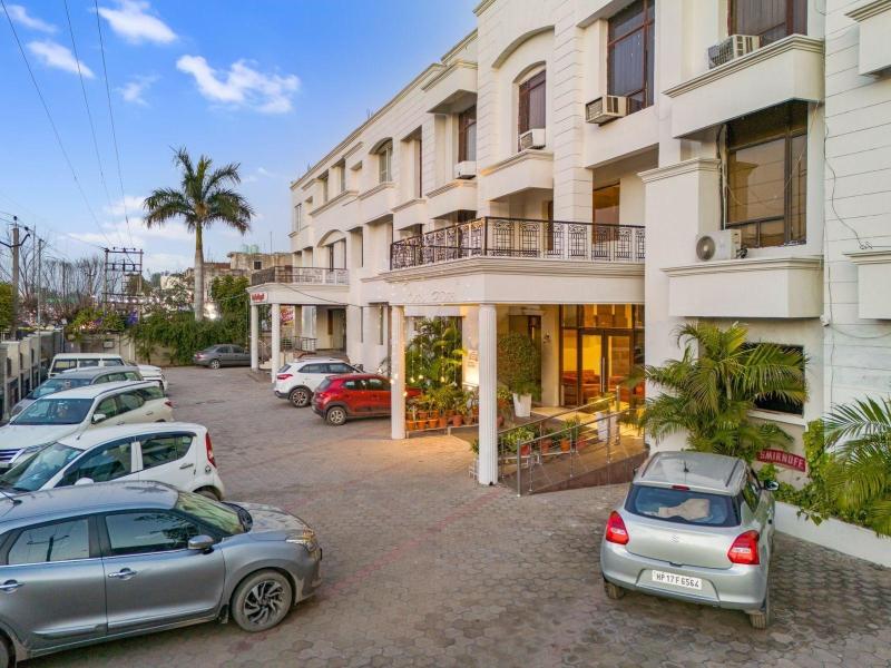 Hotel Paras image