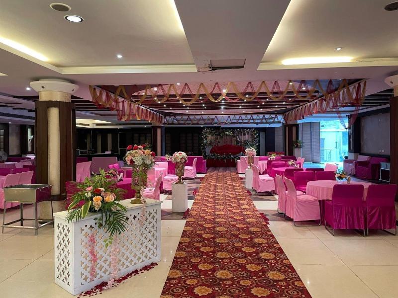 Hotel Paras image