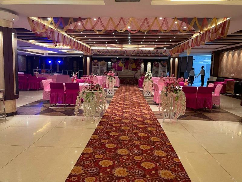 Hotel Paras image
