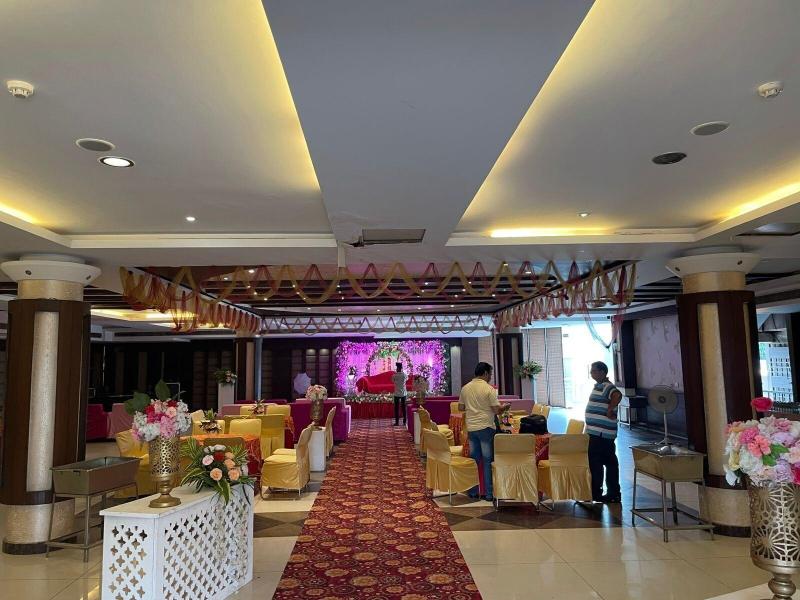 Hotel Paras image