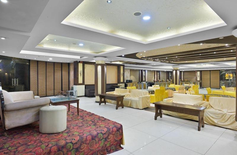Hotel Paras image