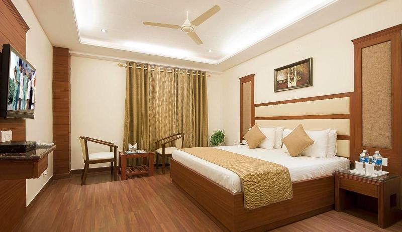 Hotel Paras image