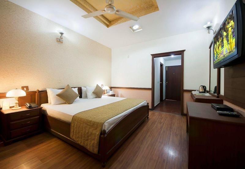 Hotel Paras image