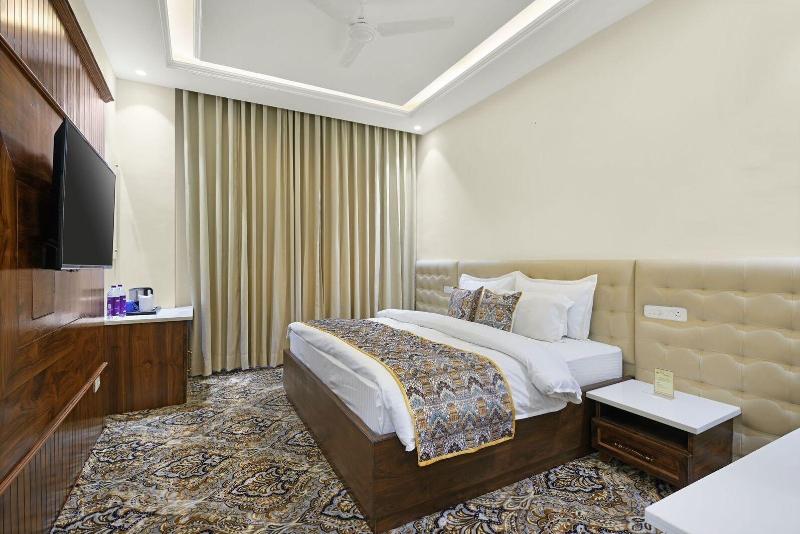 Hotel Paras image
