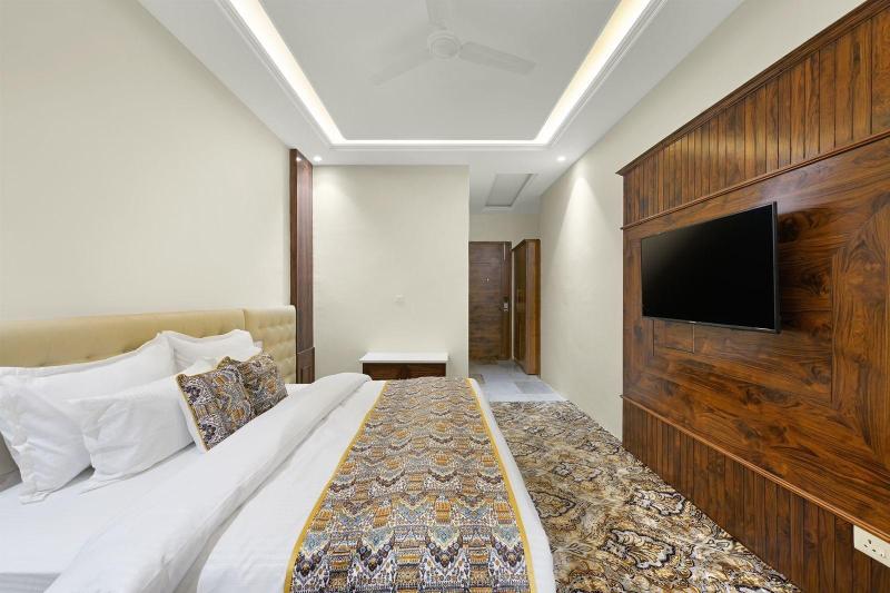 Hotel Paras image