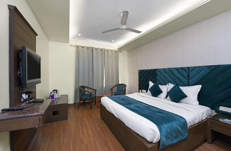 Hotel Paras image
