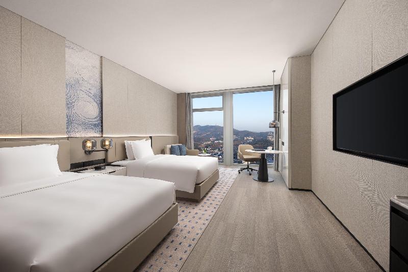 Crowne Plaza Jingmen image