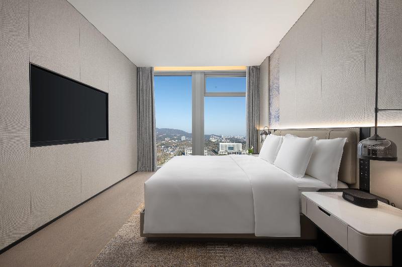 Crowne Plaza Jingmen image