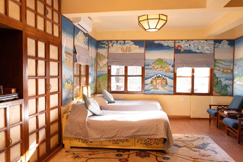 Chonor House — view