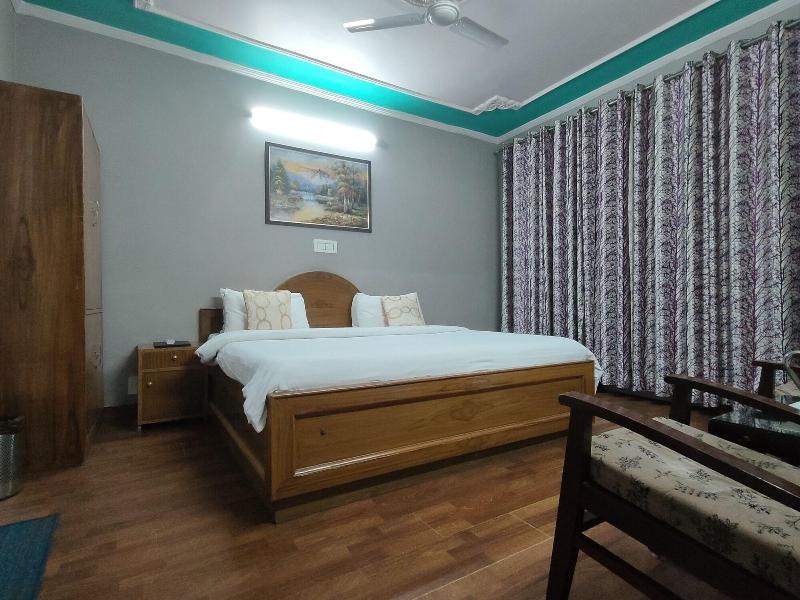 Hotel Snow Crest Inn image