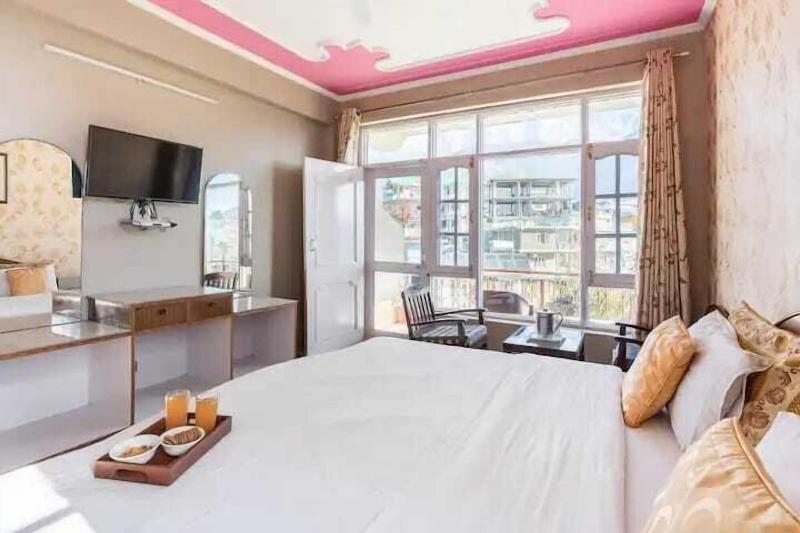 Hotel Snow Crest Inn image