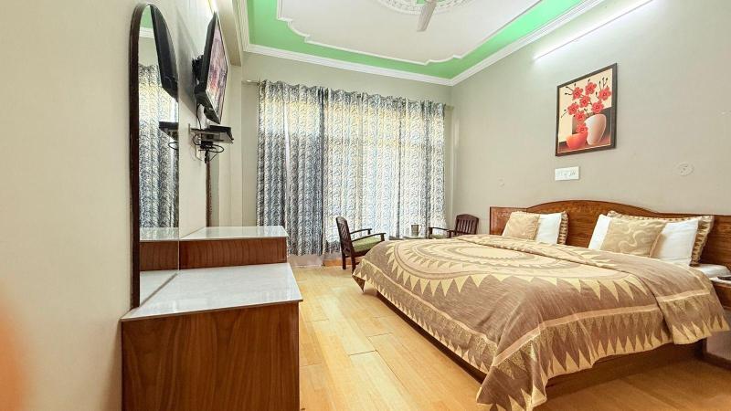 Hotel Snow Crest Inn image