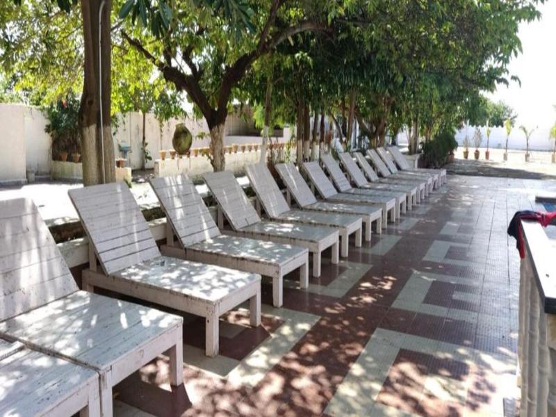 Etranger Resorts image
