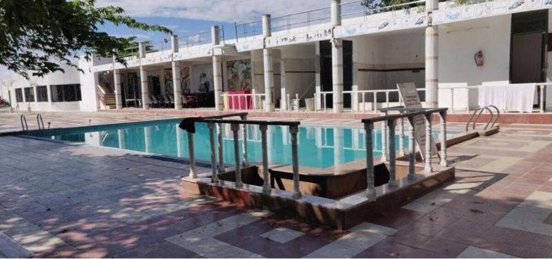 Etranger Resorts image
