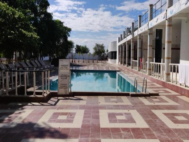 Etranger Resorts image