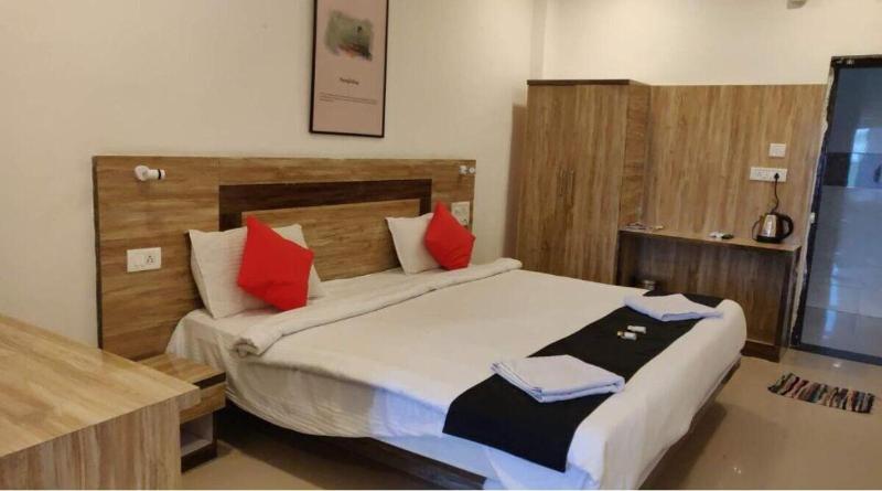 Etranger Resorts image