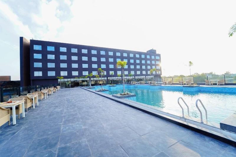 Essentia Luxury Hotel Indore — general view
