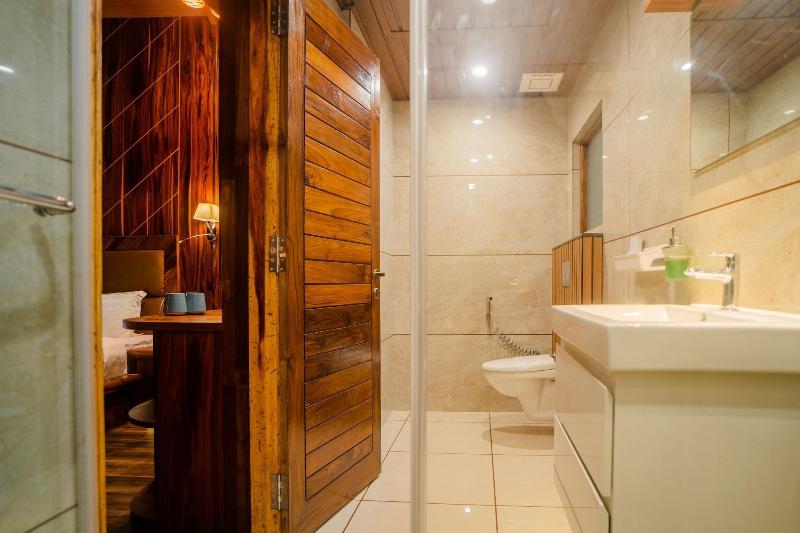 Coral Reef Resort & Spa, Havelock image