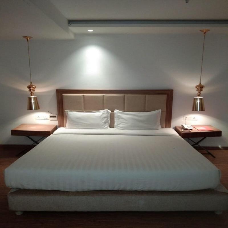 DOUBLE EXECUTIVE KING BED